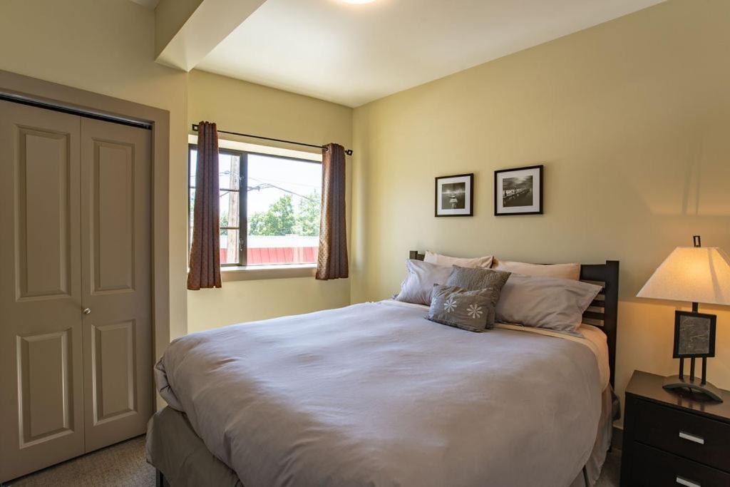 Selkirk Snug By Revelstoke Vacations Apartment Ngoại thất bức ảnh